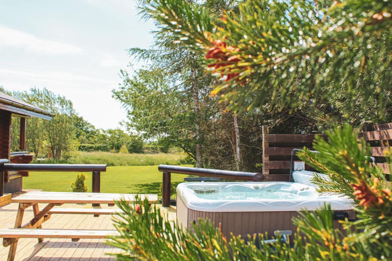 Tomatin - Luxury Two Bedroom Log Cabin With Hot Tub Berwick Upon Tweed Eksteriør billede